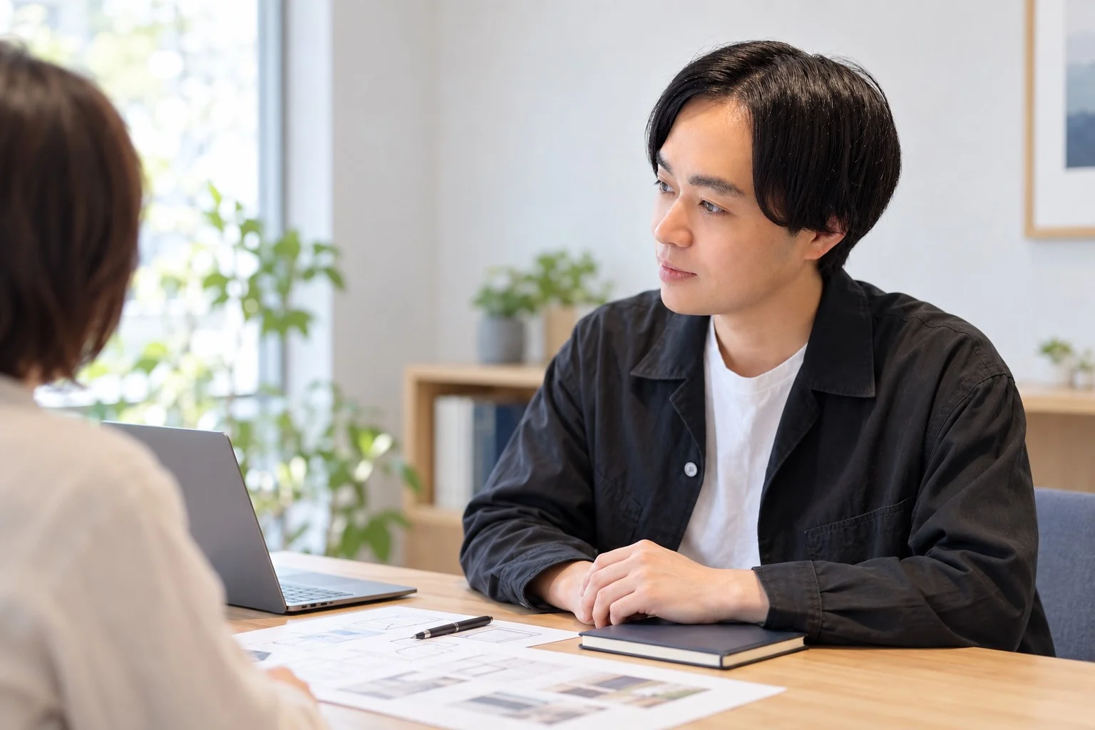 明るい空間でテーブルを挟んで向き合う相談風景